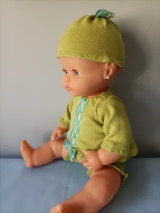 Conjunto gemelar Nenuco: 2 vestidos, 2 gorros, 2 b