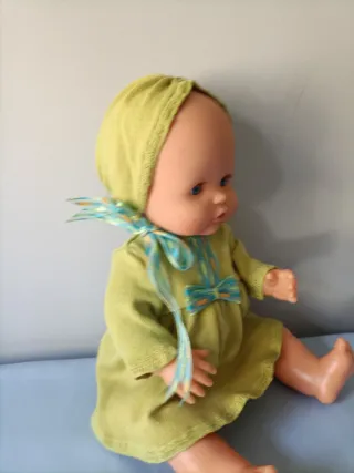 Conjunto gemelar Nenuco: 2 vestidos, 2 gorros, 2 b