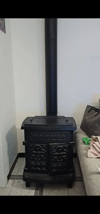 Estufa de leña negra