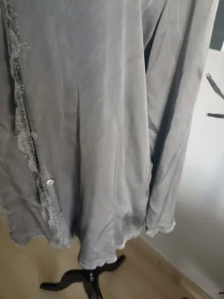 Blusa gris con encaje.