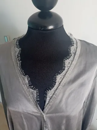 Blusa gris con encaje.