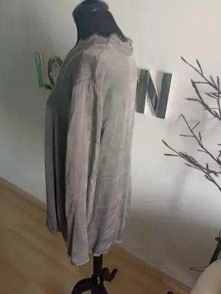 Blusa gris con encaje.
