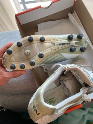 Botas de tacos Umbro blancas y doradas