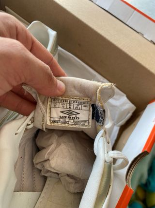 Botas de tacos Umbro blancas y doradas