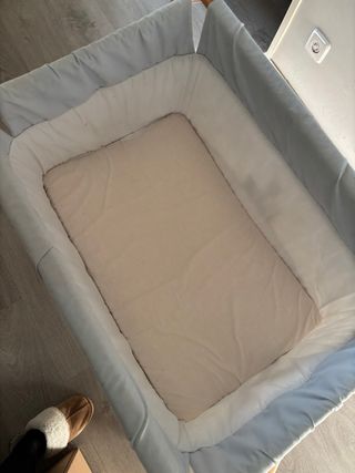 Minicuna de madera con osito y jirafa