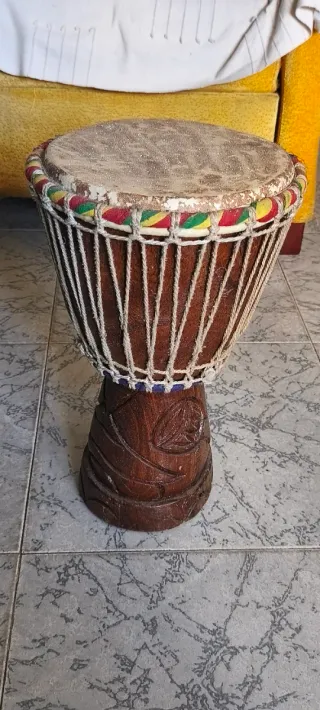 Tambor africano de madera