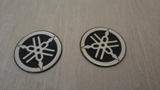 Emblemas Yamaha (2 unidades)