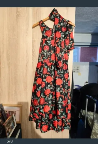Vestido de fiesta negro con flores rojas