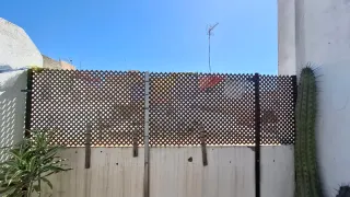 Celosía de madera y metal