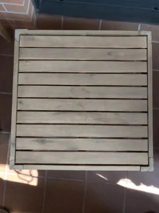 Mesa de jardín/terraza de madera de Sklum.