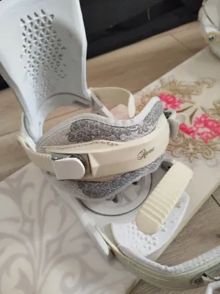 Tavola da snowboard con attacchi economica