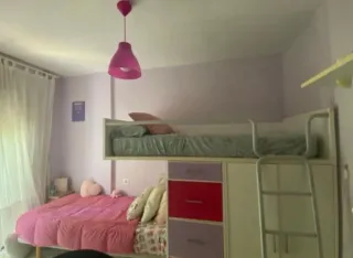 Mueble tren superior con armario y cajones.