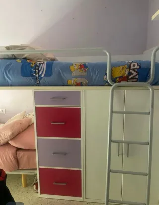 Mueble tren superior con armario y cajones.