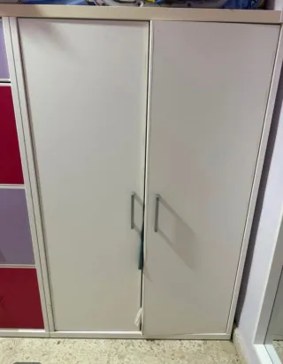 Mueble tren superior con armario y cajones.