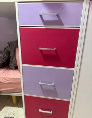 Mueble tren superior con armario y cajones.