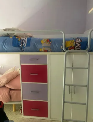 Mueble tren superior con armario y cajones.