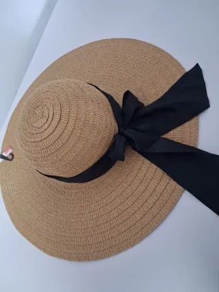 Sombrero de paja con lazo negro