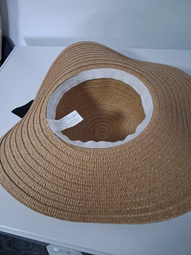 Sombrero de paja con lazo negro