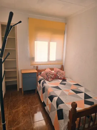 Se alquila habitación cómoda