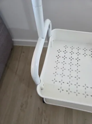 Burro perchero blanco con ruedas