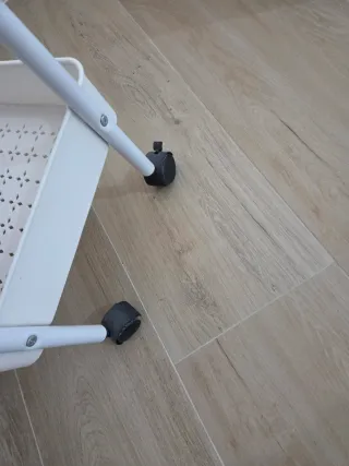 Burro perchero blanco con ruedas