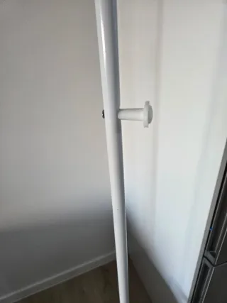 Burro perchero blanco con ruedas