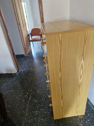 Cómoda de madera color miel