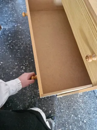 Cómoda de madera color miel