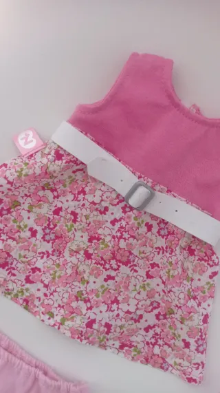 Ropa Nenuco: Vestido, braguita  babero y chupete.