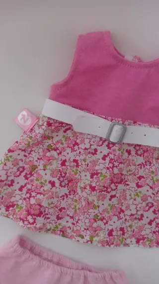 Ropa Nenuco: Vestido, braguita  babero y chupete.