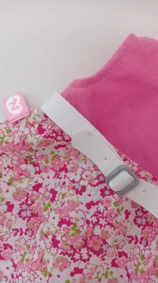 Ropa Nenuco: Vestido, braguita  babero y chupete.