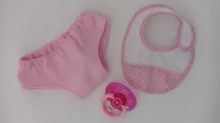 Ropa Nenuco: Vestido, braguita  babero y chupete.