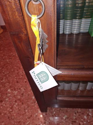 Vitrina de madera con cristal