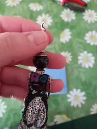 Ciondolo bambolina con borsa