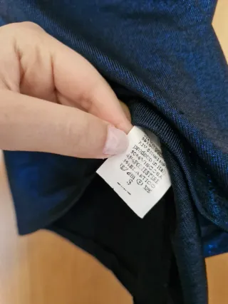 Top blu con catena dorata