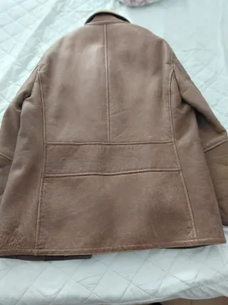 Cazadora de cuero marrón. Con borreguillo.