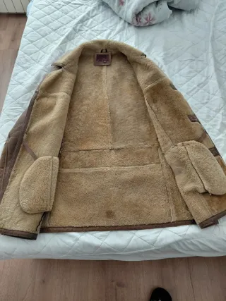 Cazadora de cuero marrón. Con borreguillo.