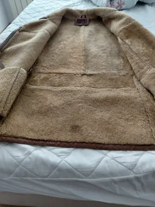 Cazadora de cuero marrón. Con borreguillo.