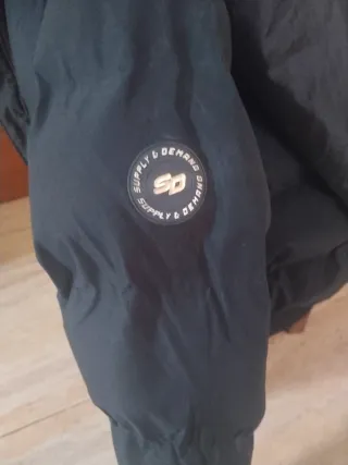 Supply & Demand Chaquetón Negro con Capucha