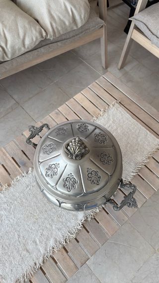 Sopera de metal plateada con tapa