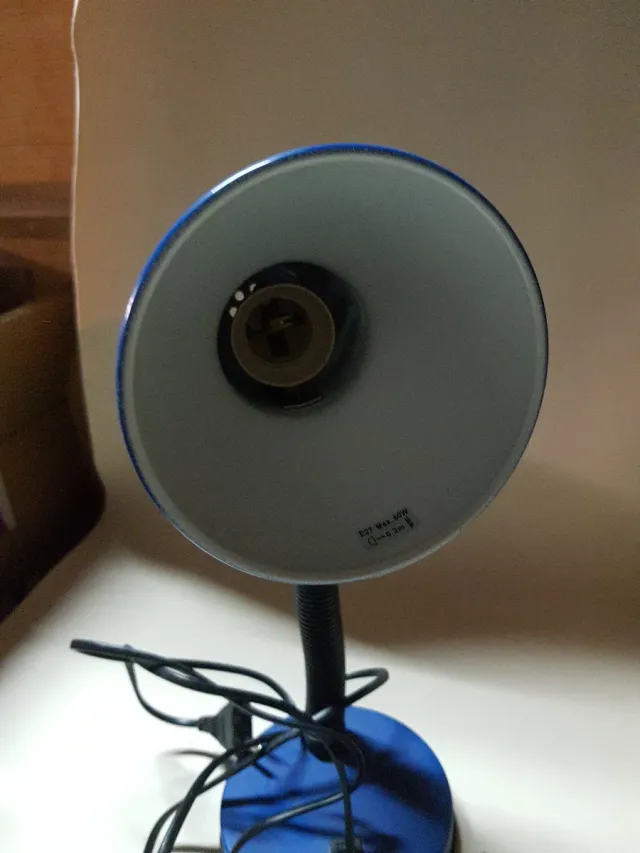 Lámpara de escritorio azul