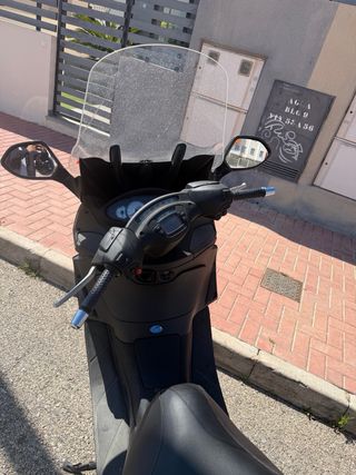 Piaggio X9 Evolution Maxi Scooter Negra