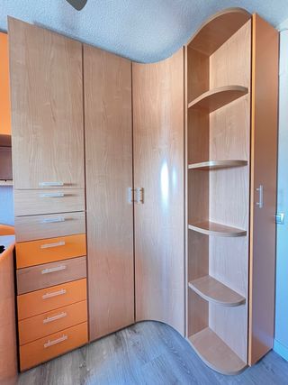 Armario modular de madera y naranja