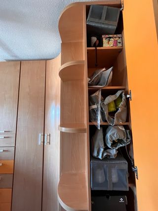 Armario modular de madera y naranja