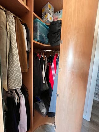 Armario modular de madera y naranja