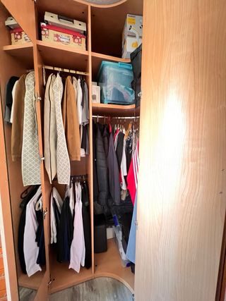 Armario modular de madera y naranja