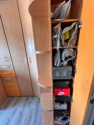Armario modular de madera y naranja