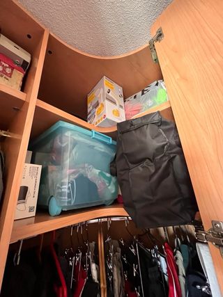 Armario modular de madera y naranja