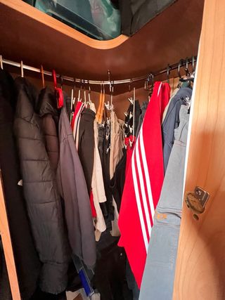 Armario modular de madera y naranja