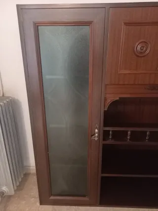 Mueble vitrina estantería madera y cristal